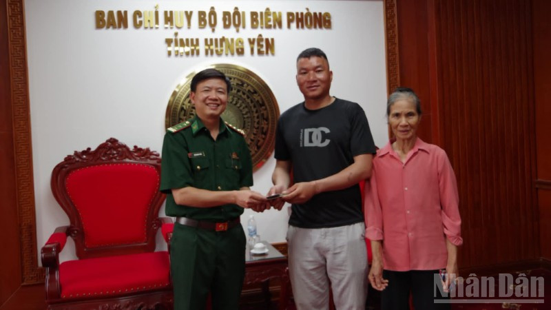 Thượng tá Ngô Quang Phiên, Chủ nhiệm Chính trị (Ban Chỉ huy Bộ đội Biên phòng tỉnh Hưng Yên) trao trả lại tài sản nhặt được trên đường cho người dân.