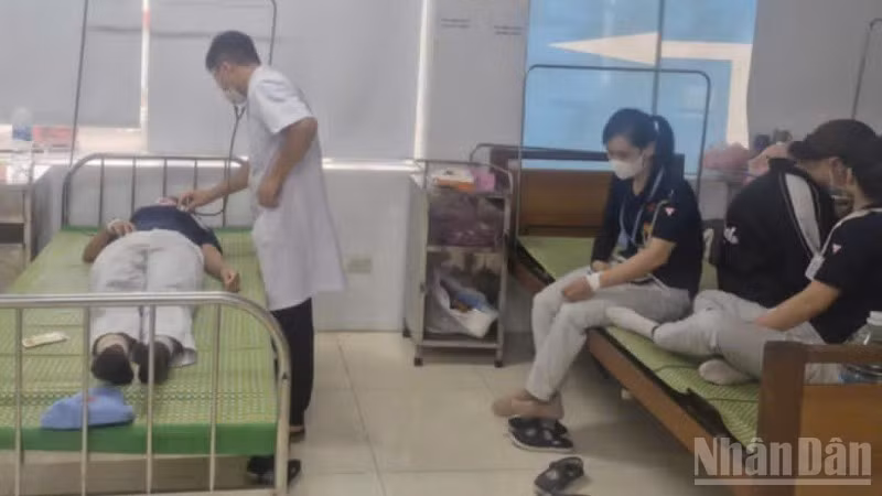 Bác sĩ Bệnh viện đa khoa Tiền Hải (tỉnh Hưng Yên) thăm khám cho công nhân Công ty Toyoda (Nhật Bản).