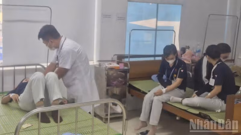 Bác sĩ Bệnh viện đa khoa Tiền Hải (tỉnh Hưng Yên) thăm khám, theo dõi 29 công nhân Công ty Toyoda nhập viện sau bữa cơm trưa ngày 7/8/2025.