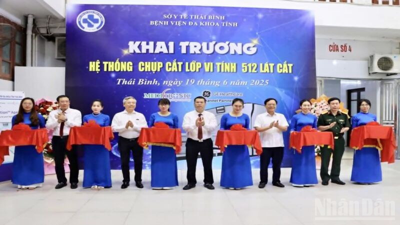 Các đại biểu thực hiện nghi thức cắt băng khai trương hệ thống chụp cắt lớp vi tính 512 lát cắt.