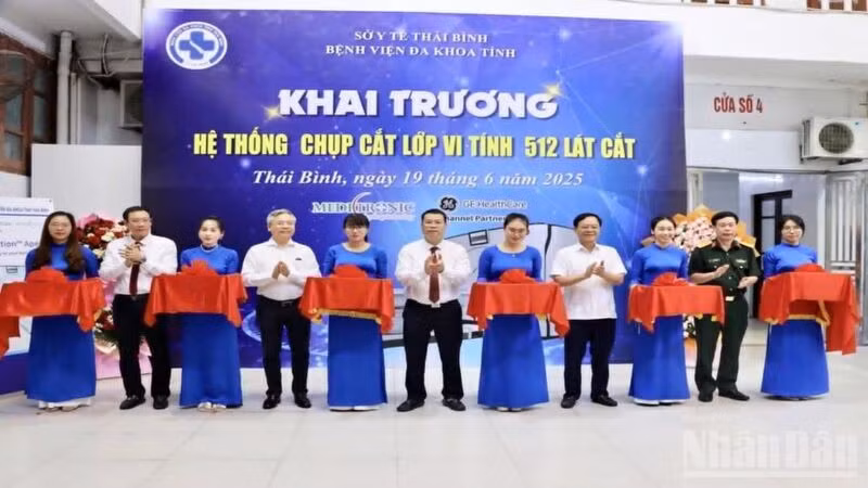 Các đại biểu thực hiện nghi thức cắt băng khai trương hệ thống chụp cắt lớp vi tính 512 lát cắt.