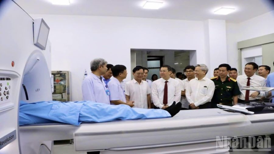Các đại biểu thăm quan hệ thống chụp cắt lớp vi tính được đầu tư hơn 42 tỷ đồng. ndo_br_3-1.jpg