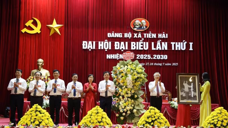 Nguyên Ủy viên Bộ Chính trị, Nguyên Thường trực Ban Bí thư Trần Quốc Vượng tặng hoa chúc mừng Đại hội. 