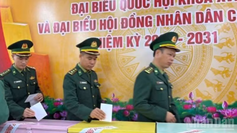 Cử tri tại Đồn biên phòng cảng cửa khẩu Diêm Điền tham gia bầu cử sáng 15/3.