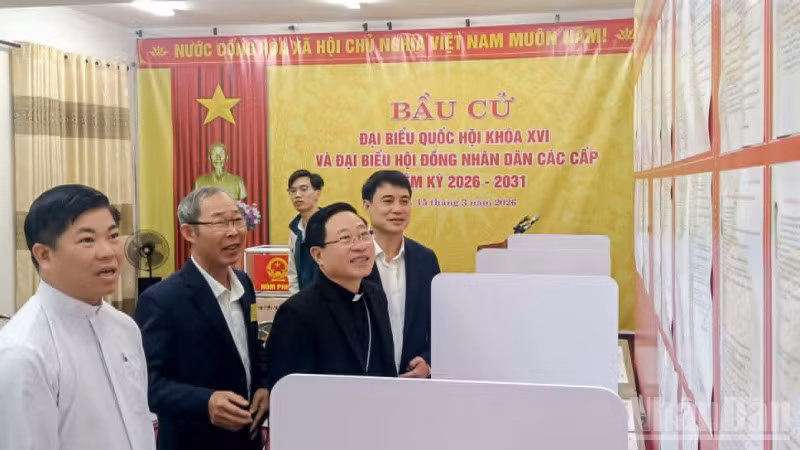 Giám mục Đặng Văn Cầu (thứ 3 từ trái sang) cùng chính quyền địa phương xem tiểu sử tóm tắt người ứng cử đại biểu Quốc hội; đại biểu Hội đồng nhân dân tỉnh Hưng Yên và đại biểu Hội đồng nhân dân phường Thái Bình.
