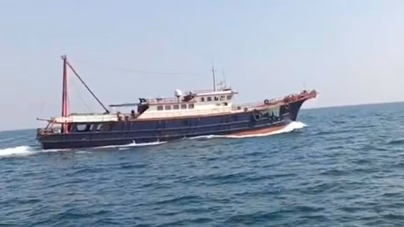 Tàu cá nước ngoài xâm phạm chủ quyền vùng biển Việt Nam sáng 10/1. (Ảnh: Bộ đội Biên phòng cung cấp)