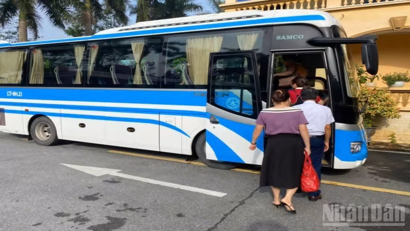 Hơn 20 cán bộ, công chức thuộc Sở Xây dựng tỉnh Hưng Yên (khu vực tỉnh Thái Bình cũ) di chuyển bằng xe đưa đón sang tỉnh mới làm việc từ 6 giờ 15 phút hằng ngày.