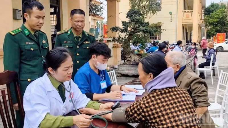 Lực lượng Bộ đội Biên phòng tỉnh Hưng Yên khám bệnh, phát thuốc miễn phí cho người dân vùng biên giới biển.
