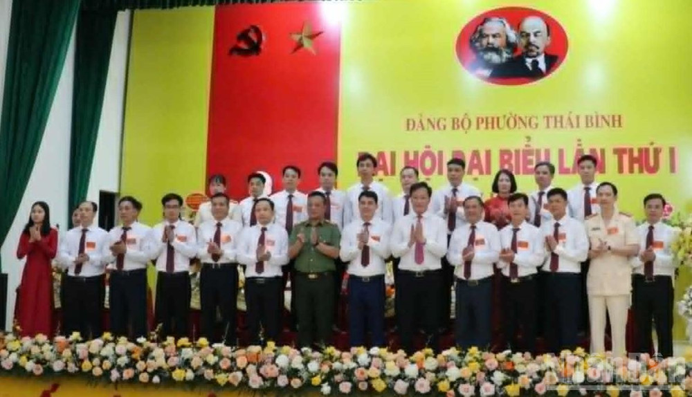 Các đại biểu chụp ảnh lưu niệm với Ban chấp hành Đảng bộ phường Thái Bình. ndo_br_3.jpg