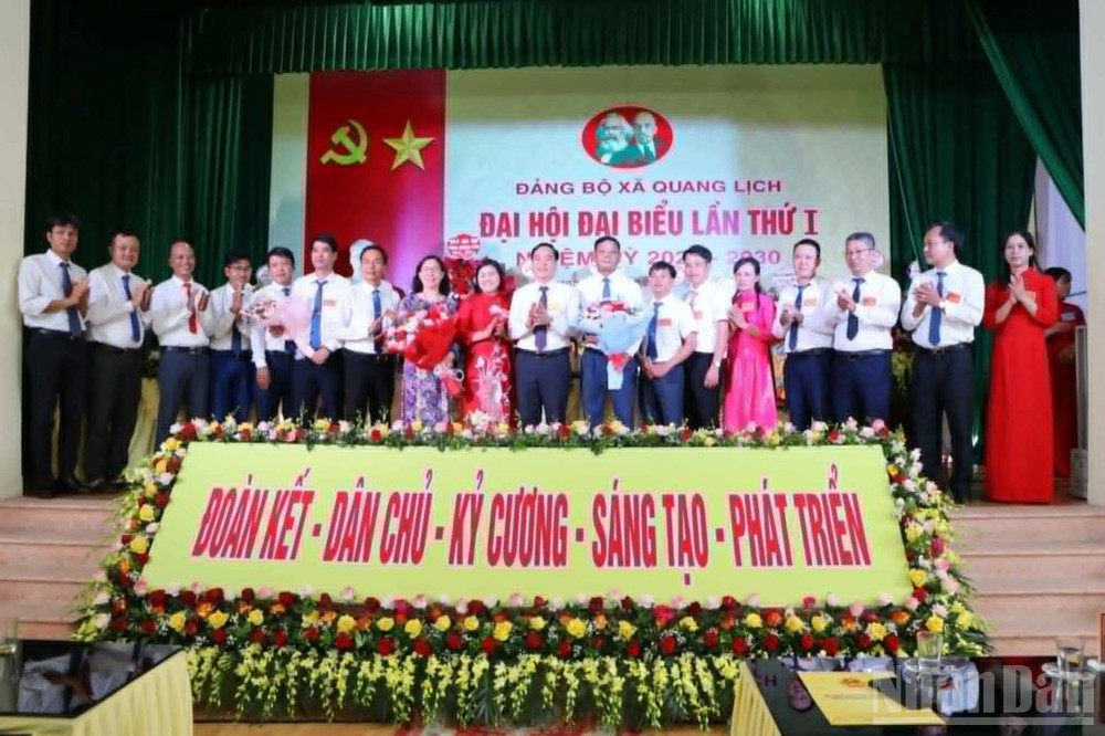 Các đại biểu chụp ảnh lưu niệm với Ban chấp hành Đảng bộ xã Quang Lịch. ndo_br_1.jpg