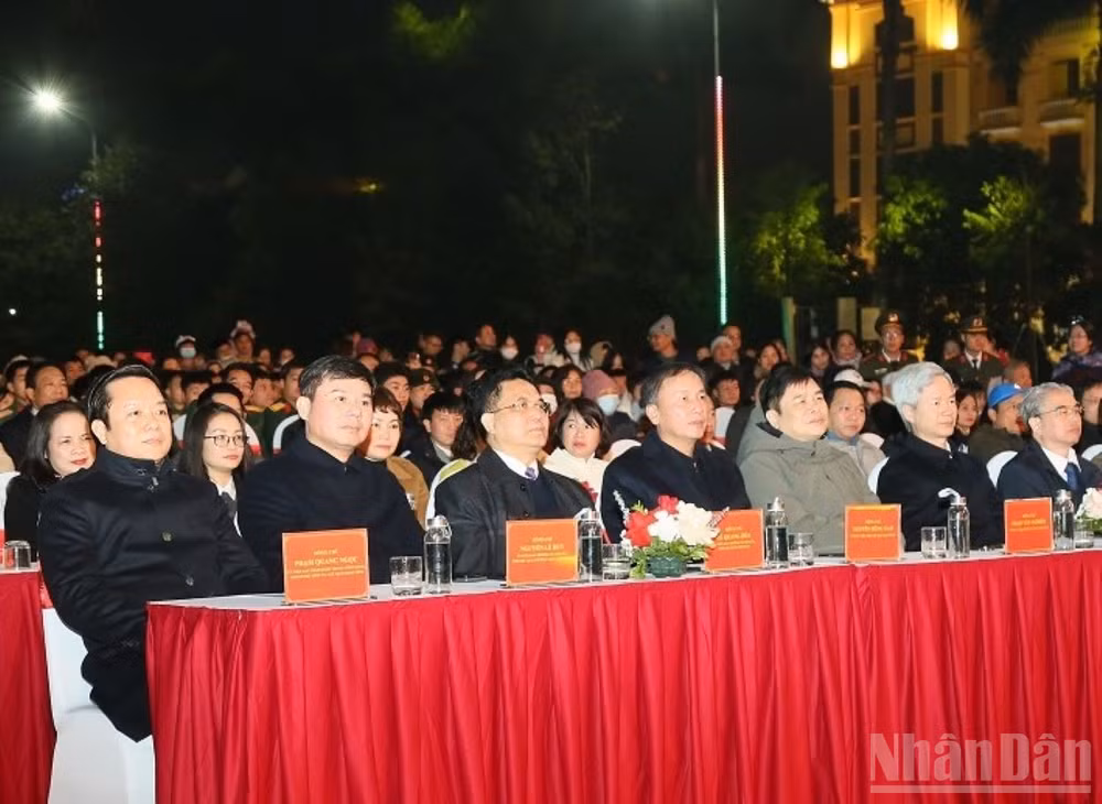 ndo_br_dong-chi-pham-quang-ngoc-uy-vien-ban-chap-hanh-trung-uong-dang-pho-bi-thu-tinh-uy-chu-tich-ubnd-tinh-va-cac-dong-chi-lanh-dao-tinh-tham-du-chuong-trinh-nghe-thuat.jpg