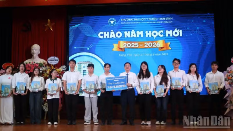 Trao học bổng cho hơn 60 sinh viên có thành tích xuất sắc trong học tập.