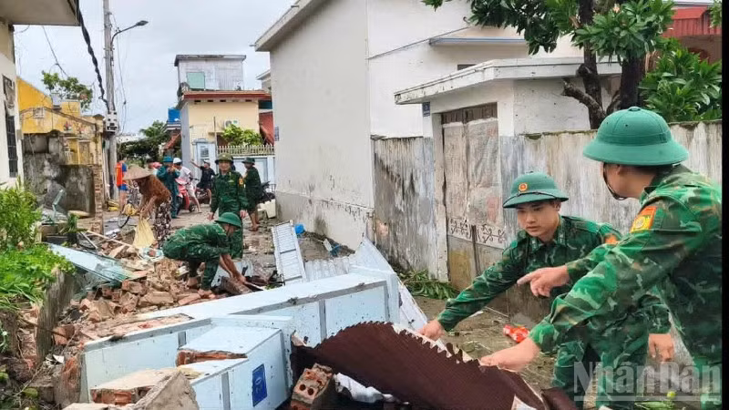 Lực lượng Bộ đội Biên phòng có mặt kịp thời tại hiện trường xử lý, thu gom nhiều công trình, vật dụng bị hư hỏng do lốc xoáy gây ra.