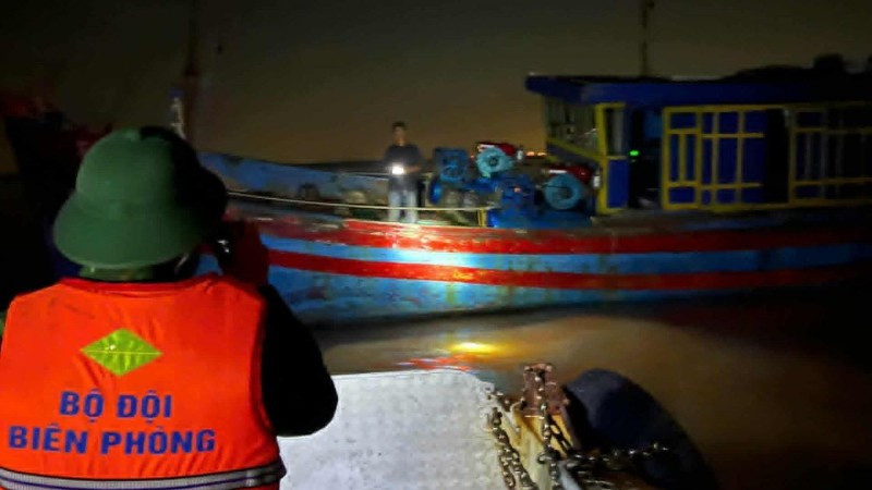 Cán bộ, chiến sĩ đồn biên phòng Cảng cửa khẩu Diêm Điền tiếp cận phương tiện bị sự cố phá nước khi di chuyển trên biển. (Ảnh: Bộ đội biên phòng cung cấp)
