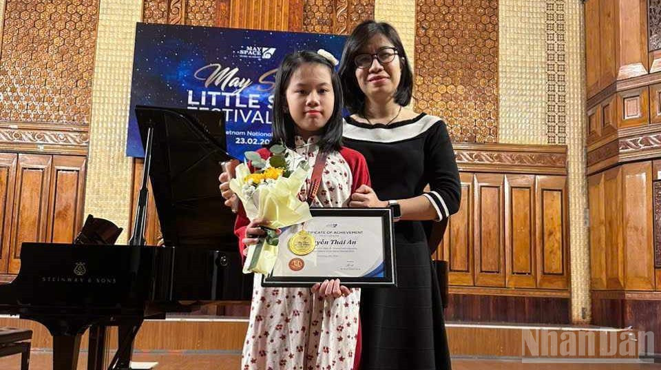 Cô Lưu Lan Phương, giảng viên Học viện âm nhạc May Space là người dìu dắt kỹ năng âm nhạc cho bé Thái An tại các cuộc thi âm nhạc quốc tế. ndo_br_1.jpg