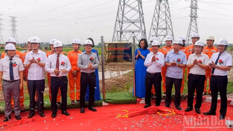 Các đại biểu thực hiện nghi thức cắt băng khánh thành và gắn biển công trình.