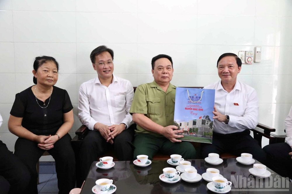 Phó Chủ tịch Quốc hội tặng quà thương binh Phạm Xuân Khu, thôn Thắng Lợi, xã Vũ Thư (Hưng Yên). ndo_br_3.jpg