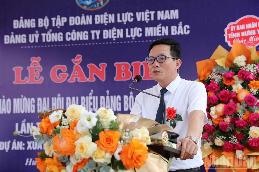 Ông Trương Công Diệm, Giám đốc Công ty Điện lực Hưng Yên phát biểu ý kiến tại lễ gắn biển. ndo_br_3-6907.jpg