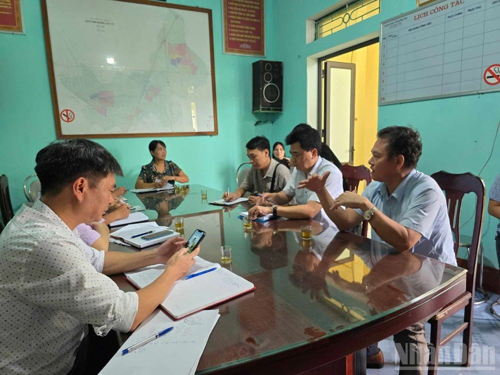 Tổ công tác Chi cục An toàn vệ sinh thực phẩm làm việc với các đơn vị liên quan trên địa bàn xã Quỳnh An. ndo_br_2.jpg