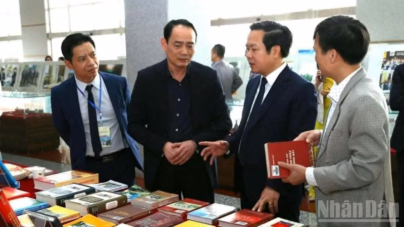 Các đại biểu trao đổi tại gian trưng bày tài liệu, hiện vật về Phố Hiến.