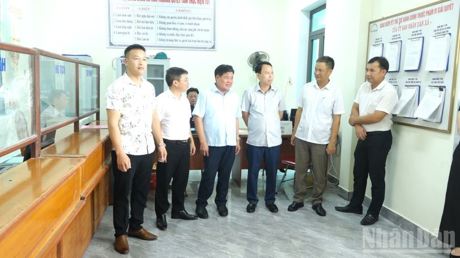 Các đồng chí lãnh đạo huyện Tiền Hải (tỉnh Thái Bình) tham quan, kiểm tra Trung tâm phục vụ hành chính công xã tây Tiền Hải. ndo_br_018-oaab-1750236663.jpg