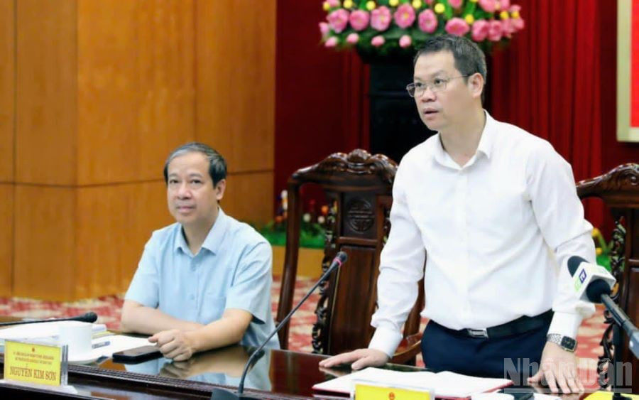 Chủ tịch Ủy ban nhân dân tỉnh Thái Bình Nguyễn Mạnh Hùng phát biểu ý kiến. ndo_br_3.jpg