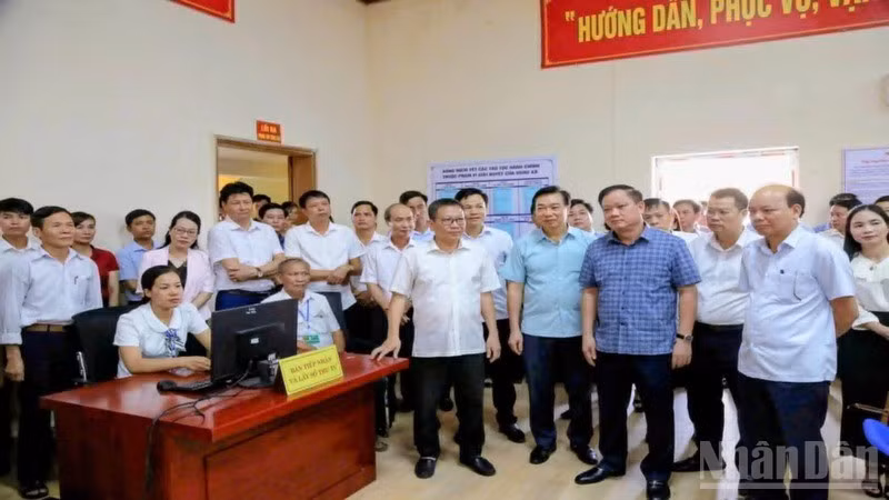 Lãnh đạo tỉnh Thái Bình dự buổi diễn tập thử nghiệm mô hình hoạt động của cơ quan Đảng, chính quyền, Mặt trận Tổ quốc xã Long Hưng.