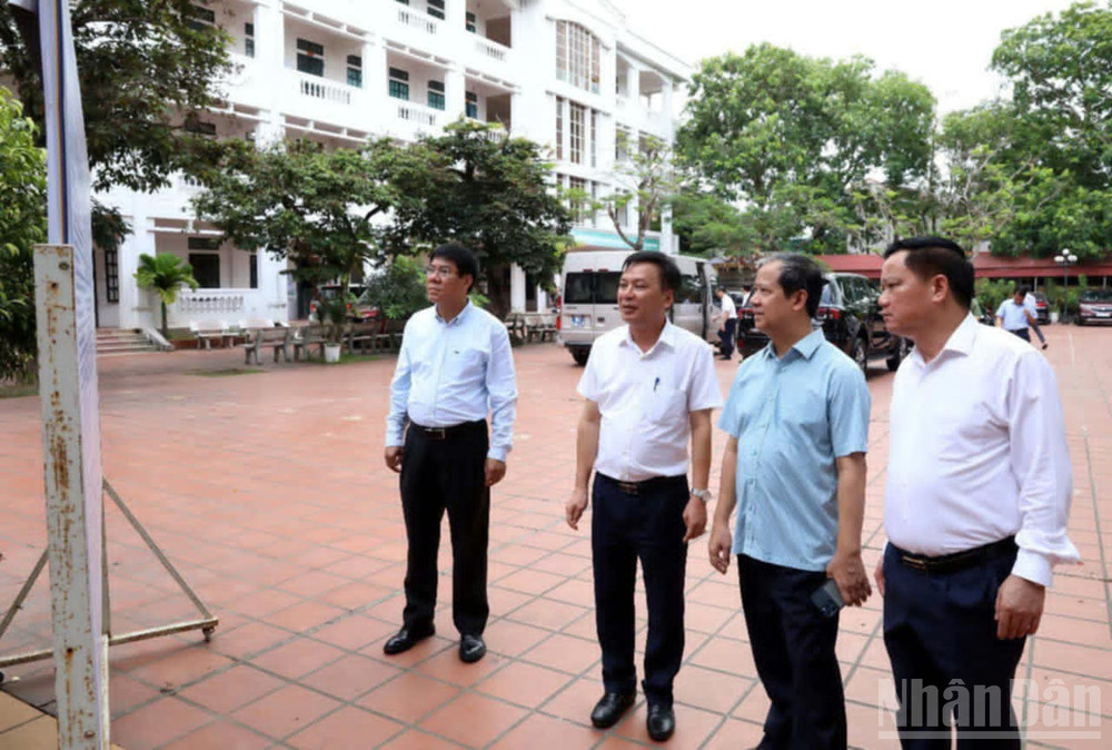 Bộ trưởng Giáo dục và Đào tạo Nguyễn Kim Sơn kiểm tra cơ sở vật chất phục vụ thi tại Trường Trung học phổ thông Nguyễn Đức Cảnh. ndo_br_4.jpg