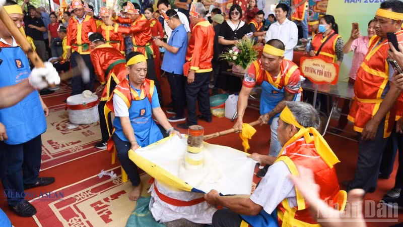 Thi giã bánh dày trong Liên hoan ẩm thực tỉnh Hưng Yên lần thứ 3.