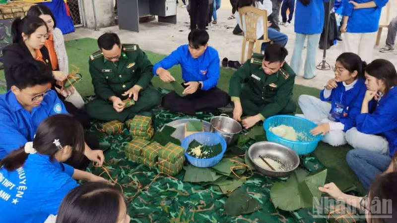 Bộ đội biên phòng tỉnh Hưng Yên cùng đoàn viên thanh niên trên địa bàn xã Đông Thụy Anh gói bánh chưng tặng người có hoàn cảnh khó khăn.