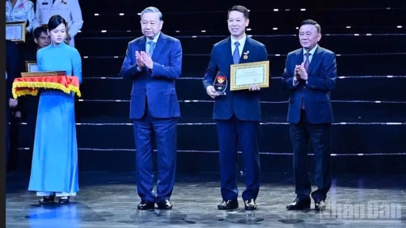 Tổng Bí thư Tô Lâm và đồng chí Trần Cẩm Tú, Ủy viên Bộ Chính trị, Thường trực Ban Bí thư trao Giấy chứng nhận và biểu trưng tặng Công ty cổ phần Green i-Park.