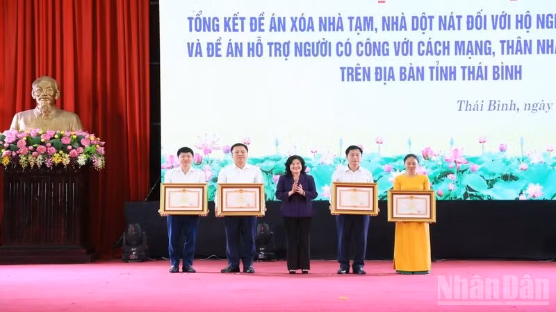 Đồng chí Nguyễn Thị Hà, Thứ trưởng Bộ Nội vụ tặng bằng khen của Thủ tướng Chính phủ cho các tập thể, cá nhân có thành tích xuất sắc trong thực hiện phong trào “Chung tay xóa nhà tạm, nhà dột nát”.