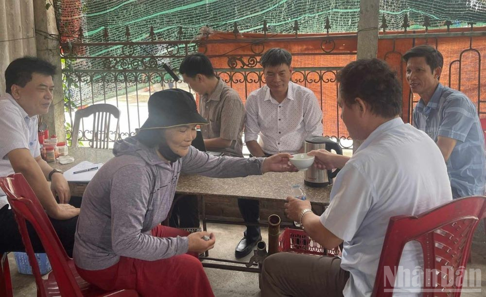 Tổ công tác của Chi cục An toàn vệ sinh thực phẩm tỉnh Hưng Yên rà soát kỹ lưỡng 3 quán ăn sáng liên quan đến 17 người sử dụng phở lòng và tiết canh tại đây. ndo_br_2.jpg