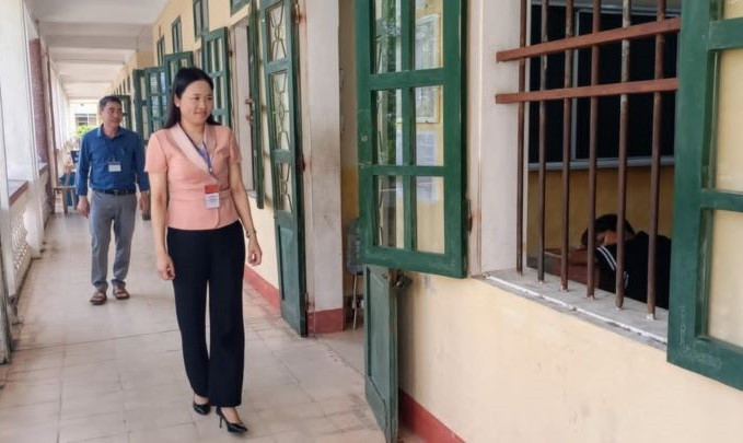 Lãnh đạo Sở Giáo dục và Đào tạo tỉnh Thái Bình đi kiểm tra tại một số Hội đồng thi ở huyện Kiến Xương. 2-8836.jpg