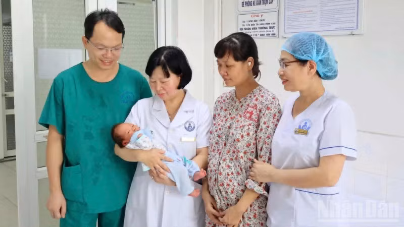 Mẹ và bé hoàn toàn khỏe mạnh sau ca phẫu thuật cắt bỏ khối u hiếm thấy tại Bệnh viện Phụ sản Thái Bình.