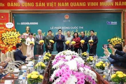 Thứ trưởng Thường trực Bộ Y tế Vũ Mạnh Hà tặng hoa Hội đồng Chung khảo.