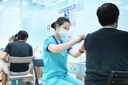 Tiêm vaccine là biện pháp phòng bệnh chủ động giúp giảm thiểu gánh nặng sức khỏe từ các yếu tố nguy cơ.