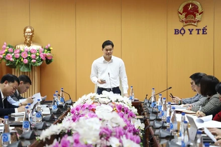 Thứ trưởng Thường trực Bộ Y tế chủ trì cuộc họp về việc đánh giá thực hiện nhiệm vụ cắt giảm, đơn giản hóa thủ tục hành chính và công việc liên quan đến ứng dụng công nghệ thông tin trong giải quyết thủ tục hành chính năm 2025 của Bộ Y tế. (Ảnh: TRẦN MINH)