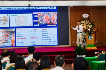 Các chuyên gia trao đổi về áp dụng kỹ thuật mới trong chẩn đoán, điều trị ung thư.