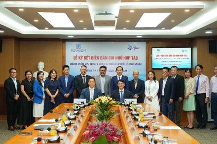 Đại diện Bệnh viện Đại học Y Dược TP Hồ Chí Minh và Pfizer Việt Nam ký kết Biên bản ghi nhớ
