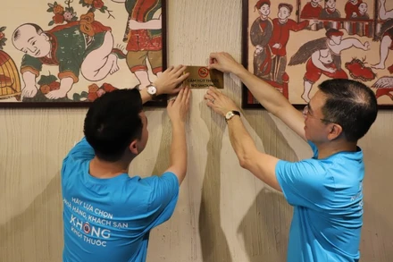 Gắn biển "Cấm hút thuốc" tại nhà hàng, khách sạn trên địa bàn thành phố Huế.