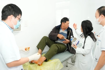 Các bác sĩ trong đoàn công tác trực tiếp xử trí một ca cấp cứu chấn thương bàn chân cho người.