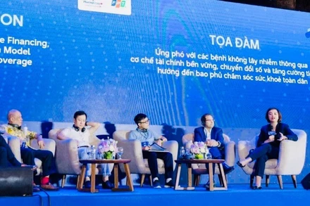 Các đại biểu tham gia phiên tọa đàm tại Diễn đàn “Đổi mới sáng tạo trong lĩnh vực y tế”