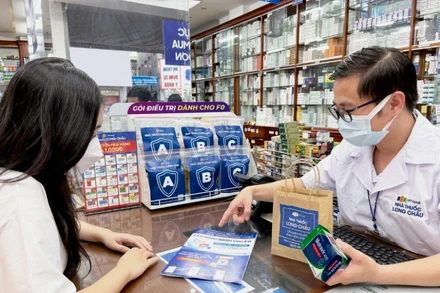 Tư vấn, hướng dẫn người dân mua thuốc tại Hệ thống nhà thuốc Long Châu.