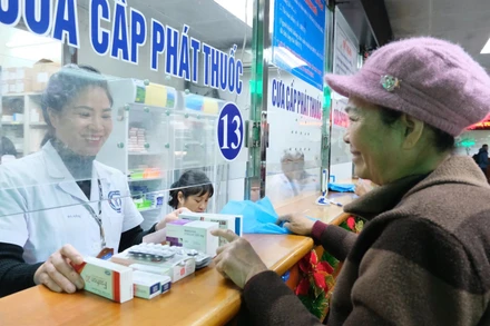 Cấp thuốc cho người bệnh điều trị ngoại trú tại Bệnh viện đa khoa Đức Giang.