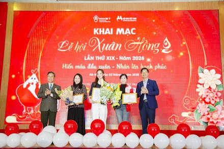 Đại diện ban tổ chức tặng hoa tri ân các nghệ sĩ đồng hành chương trình.