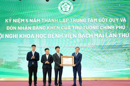 Thứ trưởng Y tế Trần Văn Thuấn trao Bằng khen của Thủ tướng Chính phủ tặng Trung tâm Đột quỵ Bệnh viện Bạch Mai.
