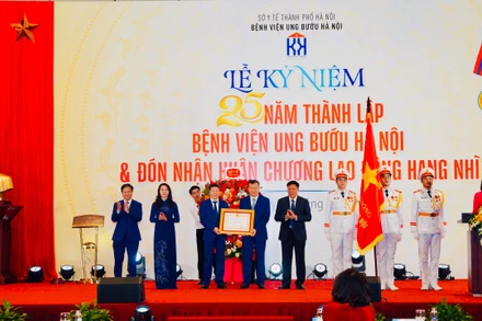Trao tặng Bệnh viện Ung bướu Hà Nội Huân chương Lao động hạng Nhì.