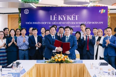 Giám đốc Bệnh viện Bạch Mai Đào Xuân Cơ và Tổng Giám đốc Tập đoàn FPT Nguyễn Văn Khoa trao thỏa thuận hợp tác.
