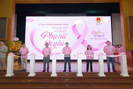 Các đại biểu cắt băng lễ phát động chiến dịch truyền thông nâng cao nhận thức về bệnh ung thư vú năm 2025.